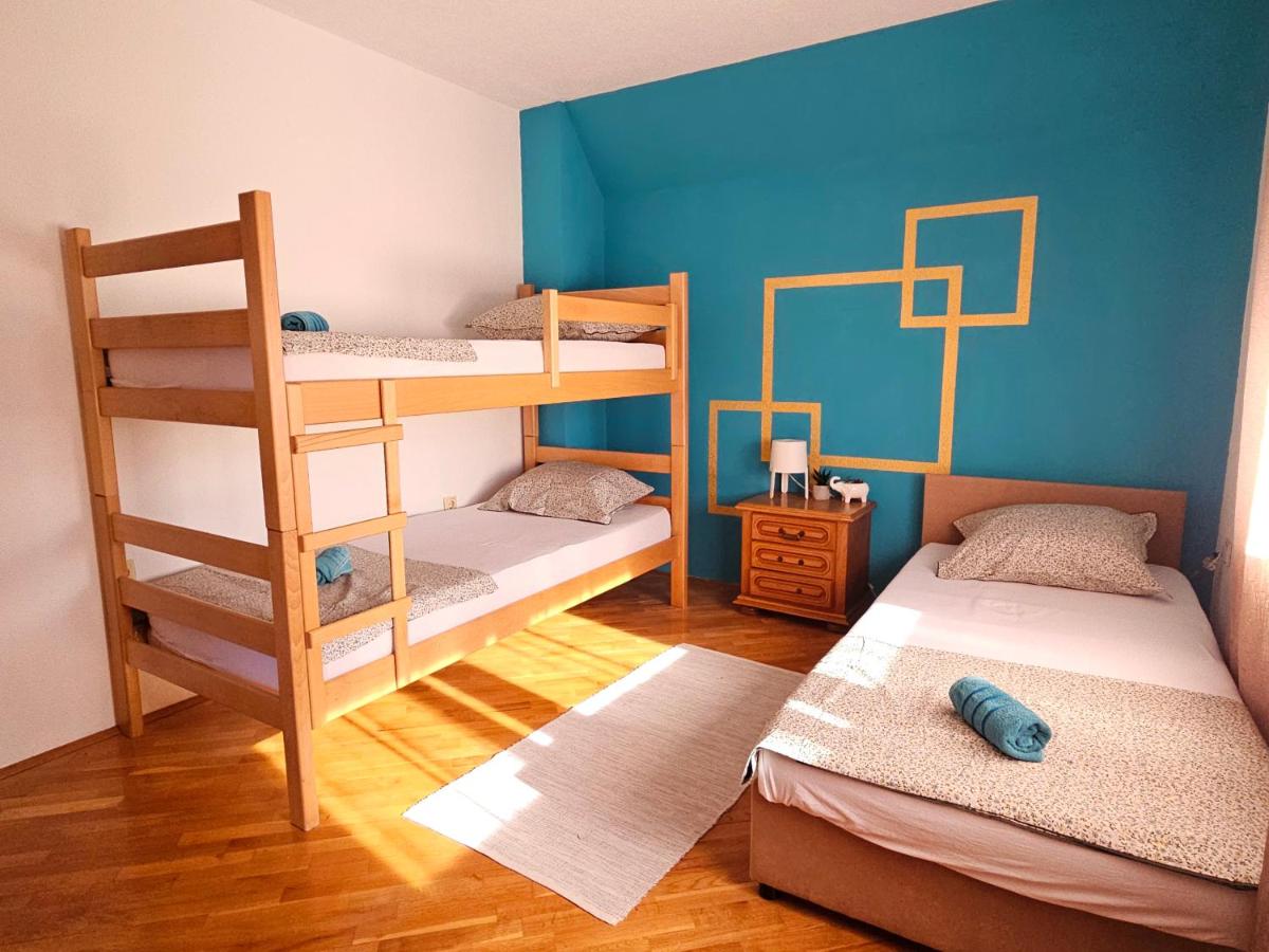 Cama en habitación compartida femenina de 6 camas