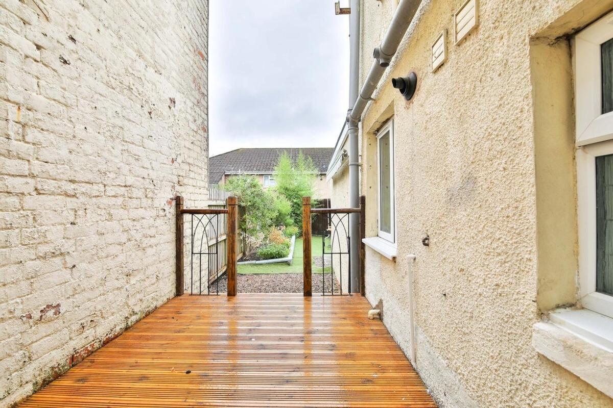2 Bedroom Stunning Apartment - Sleeps 6 - Central Location - Ferienwohnung Cardiff