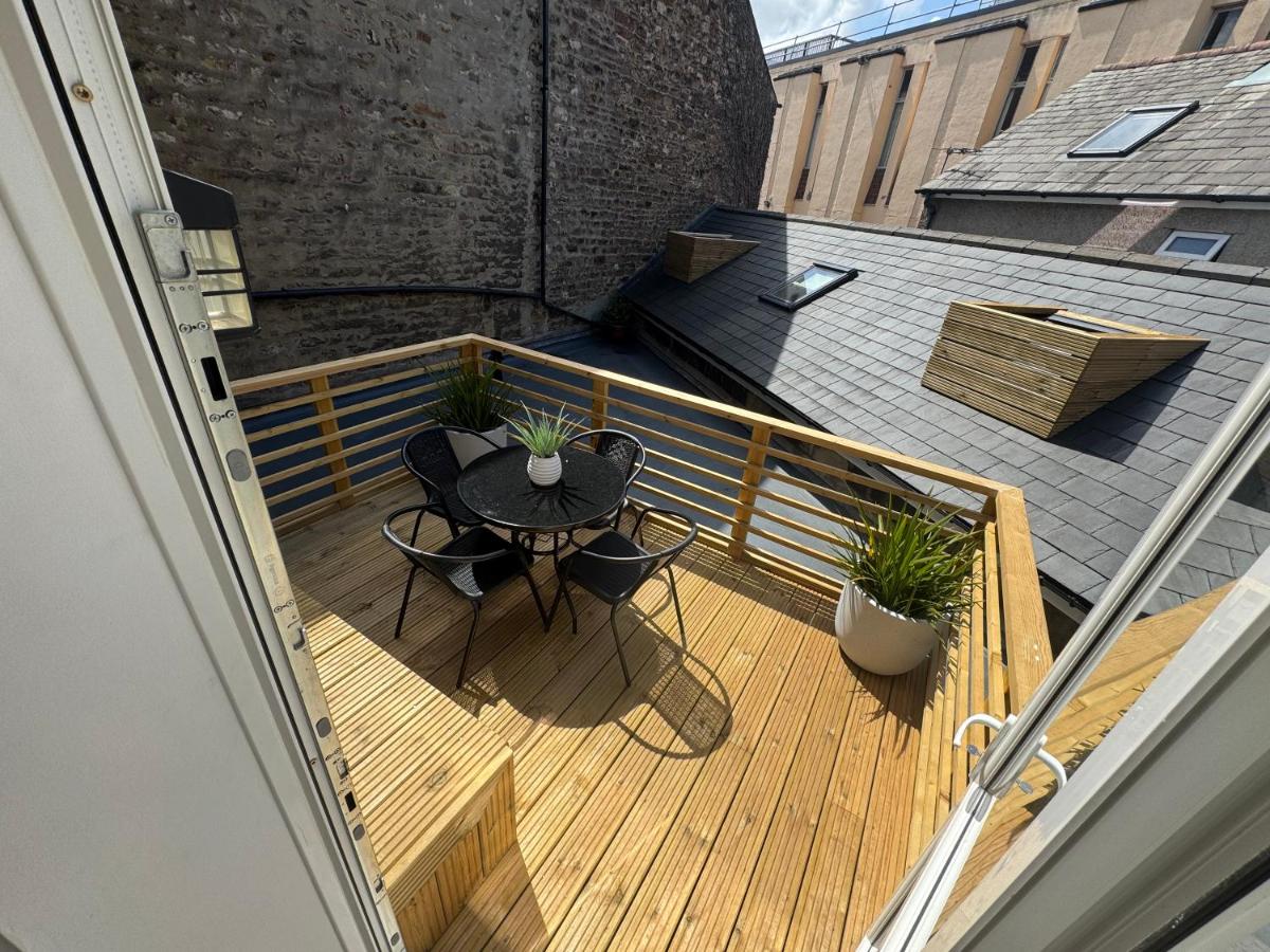The Hideaway - 2-Bedroom Apartment with outdoor terrace & free parking - B&B