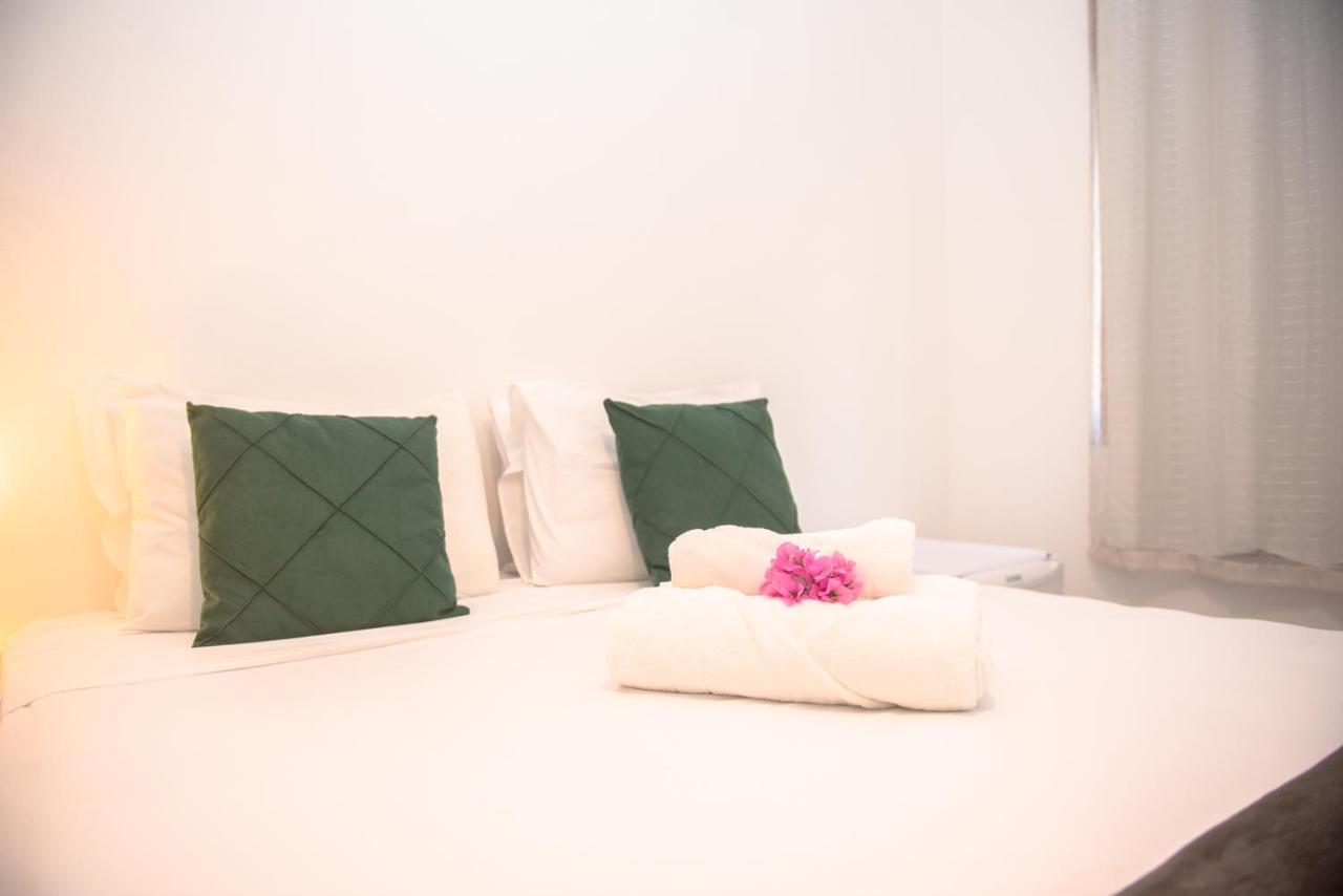 Dreibettzimmer mit Poolblick
