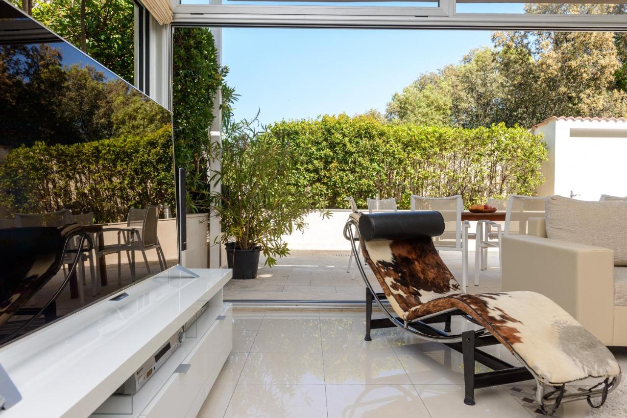 Family Four-Bedroom Apartment with Patio, Hot Tub and Sea View