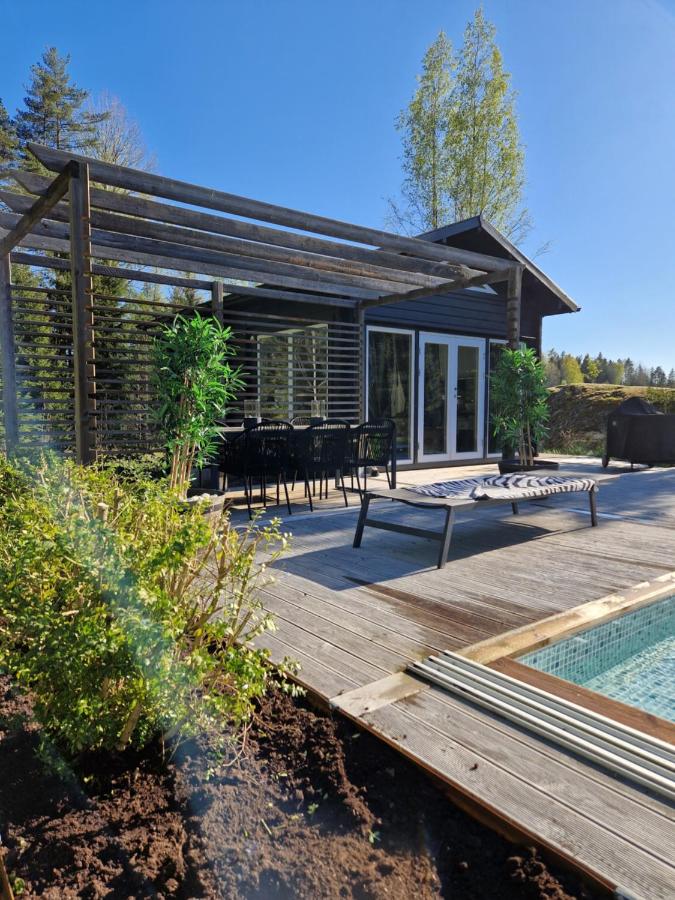 Stuga på landet med egen pool, vedeldad badtunna och bastu - B&B Tungelsta