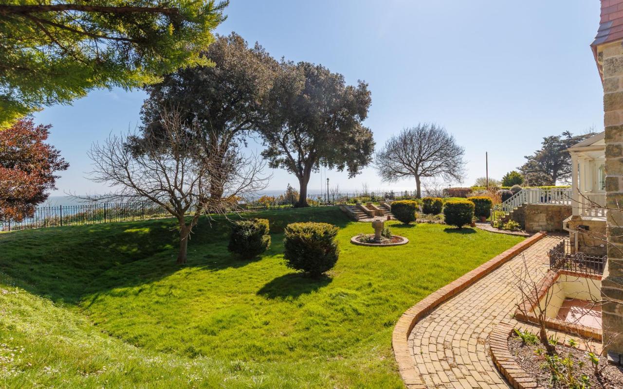 Old Vicarage Upper Apartment with Panoramic Views, Games Room & Stylish Interiors in Shanklin Old Village - Chambres d'hôtes Shanklin