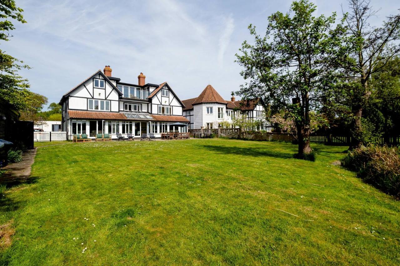 Claysmead - A large Lakeside House in Thorpeness - Aldeburgh Coastal Cottages - B&B Thorpeness
