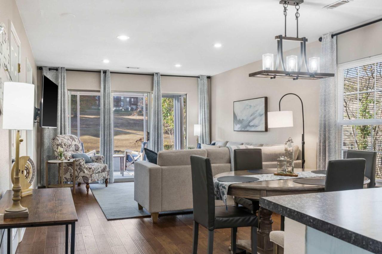 Water's Edge & Golf Course View - B&B Branson