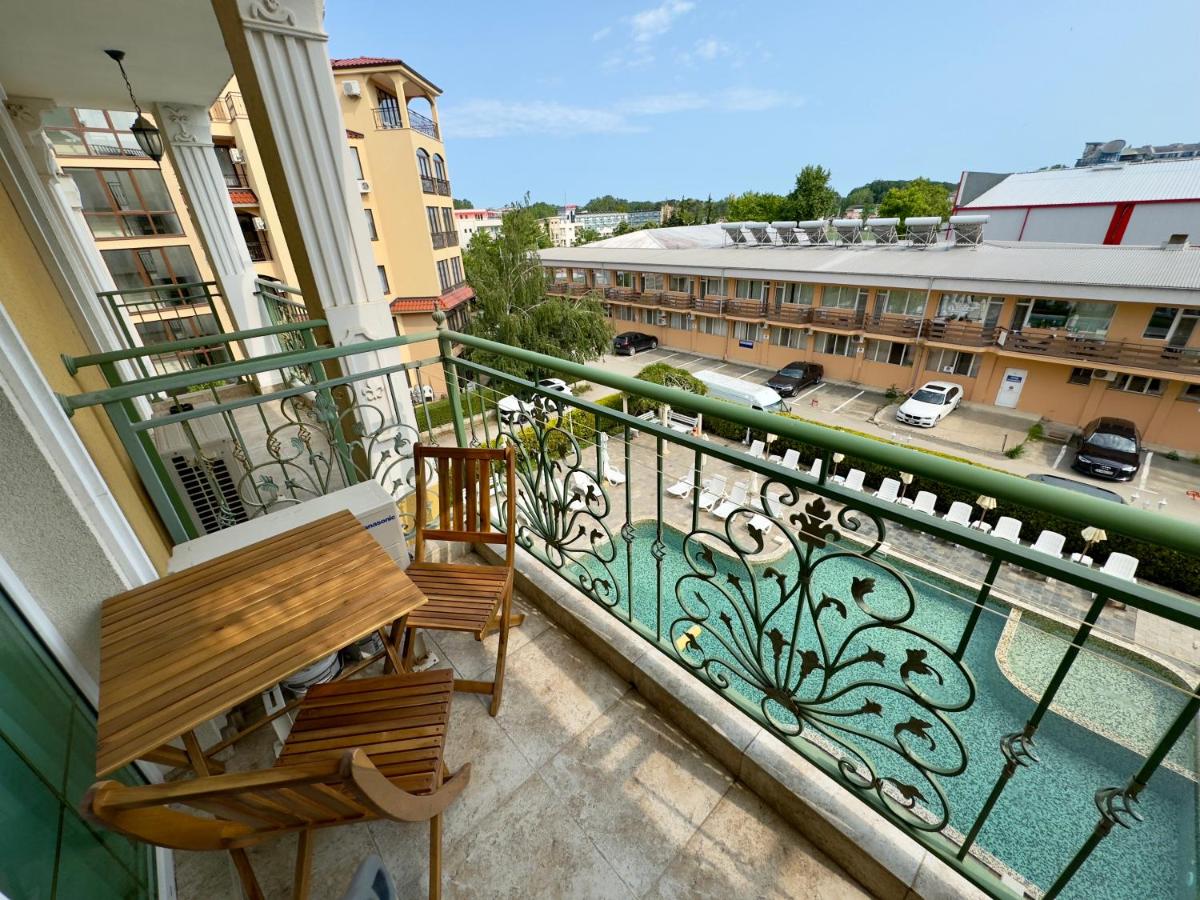 Estudio con vistas a la piscina