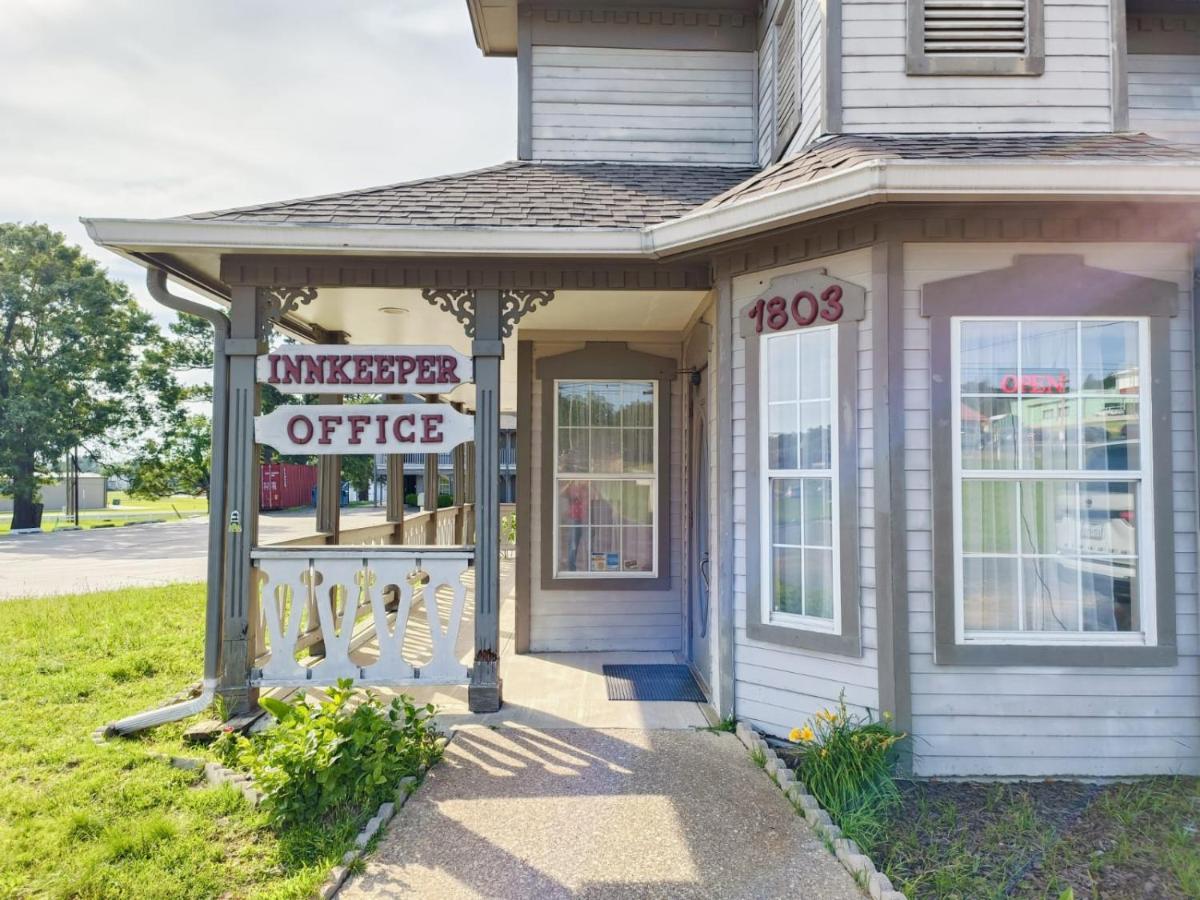 Victorian Inn Athens TX - Bed and Breakfast Athens