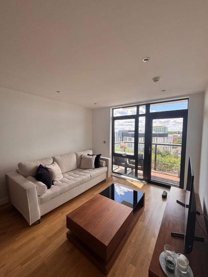 1-Bedroom Apartment with Private Balcony near Overground - B&B