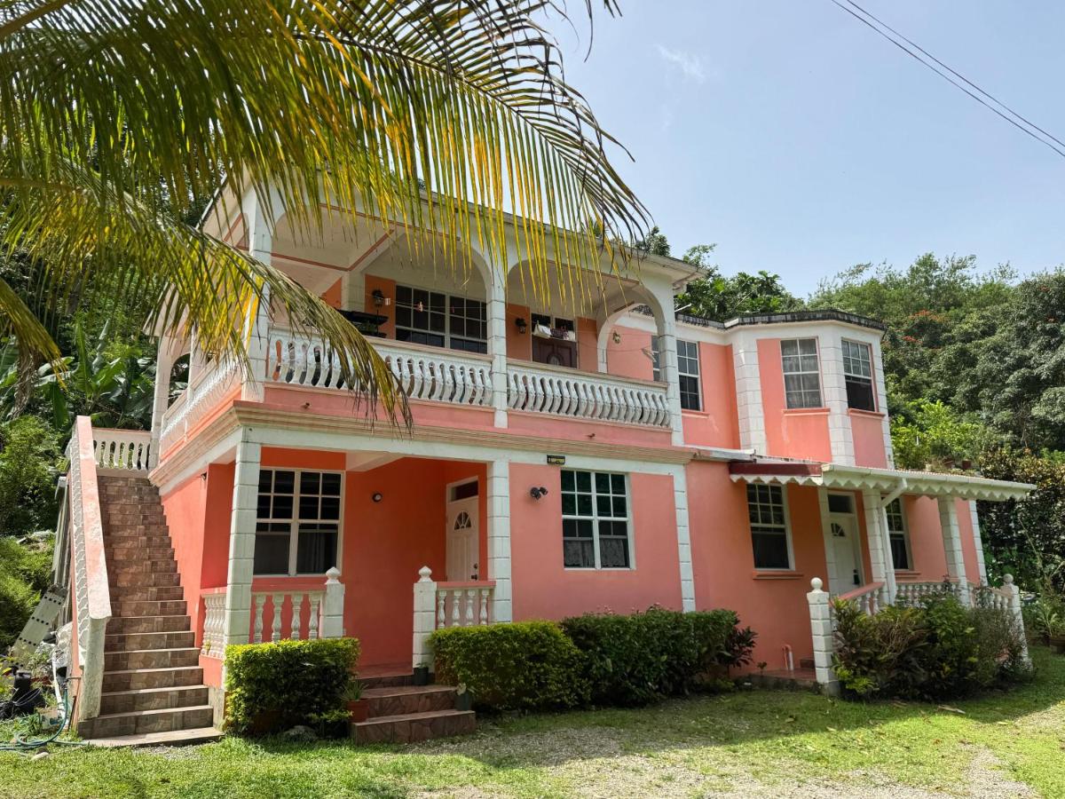 Cozy vacation retreat with free parking - B&B Roseau