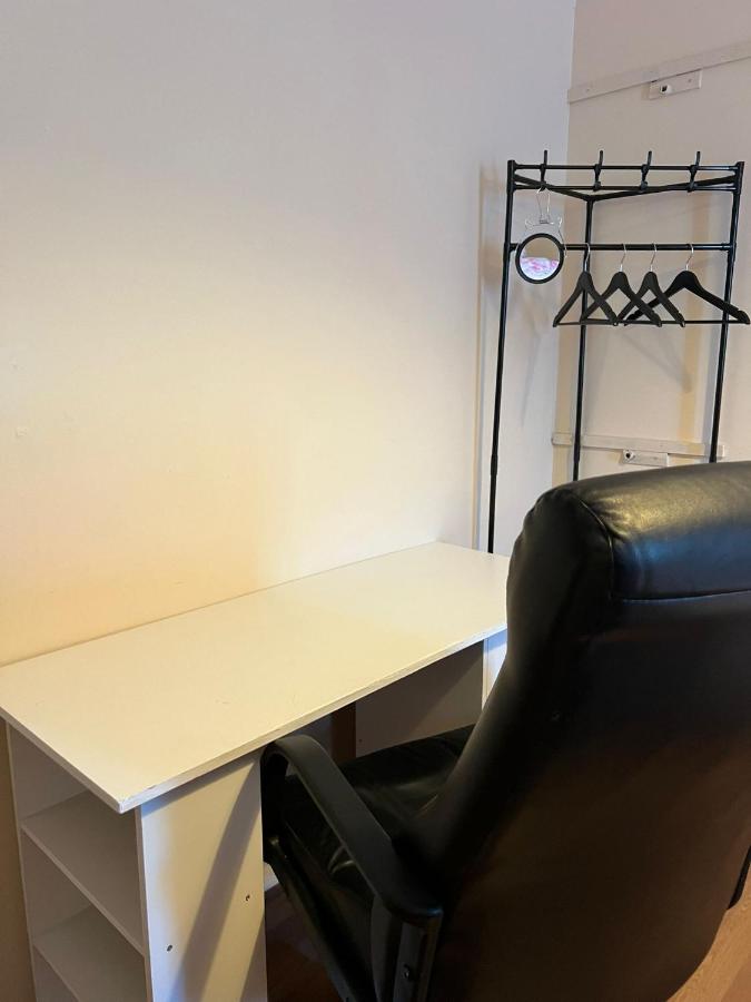 Spacious 4 bed Farnborough AirShow - B&B Farnborough