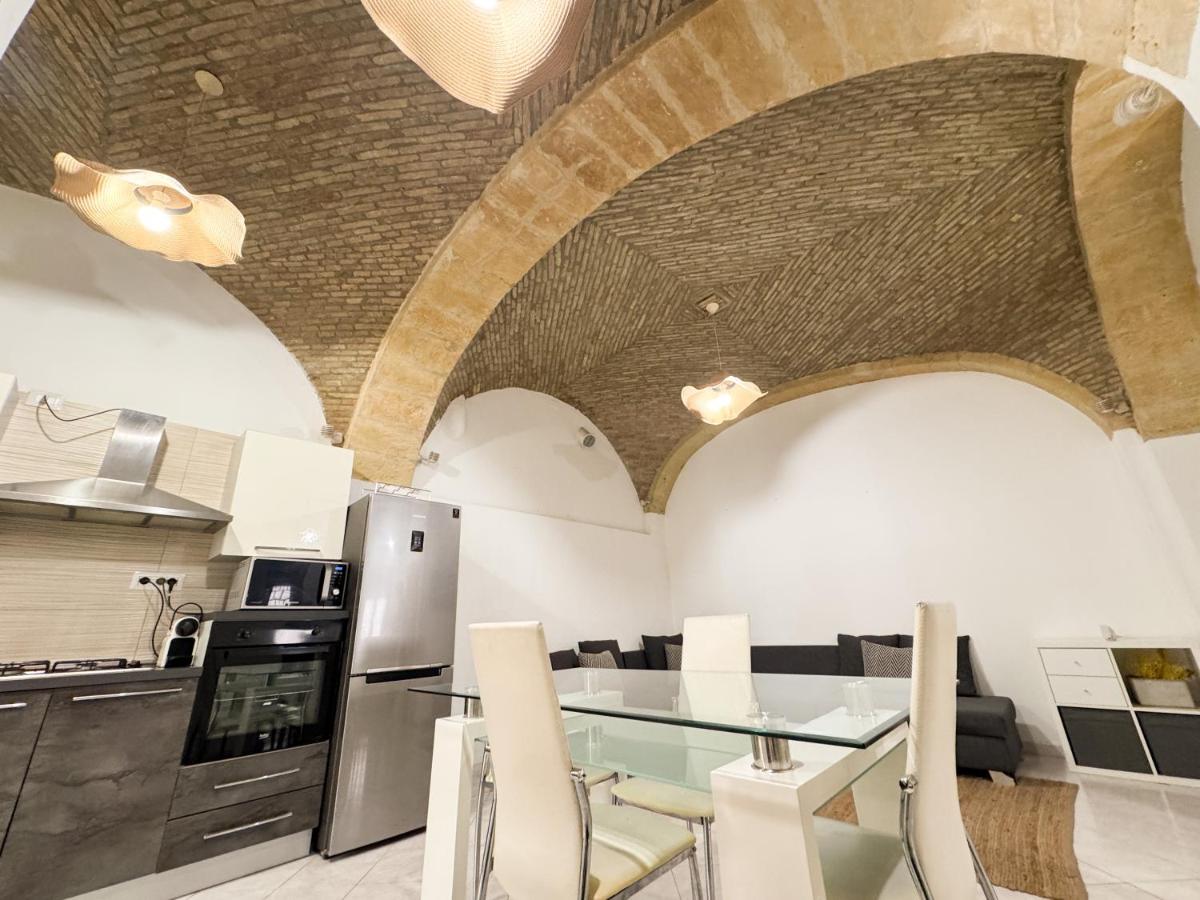 Kalma Brick Arch Apartment - Central & Authentic - B&B Cagliari