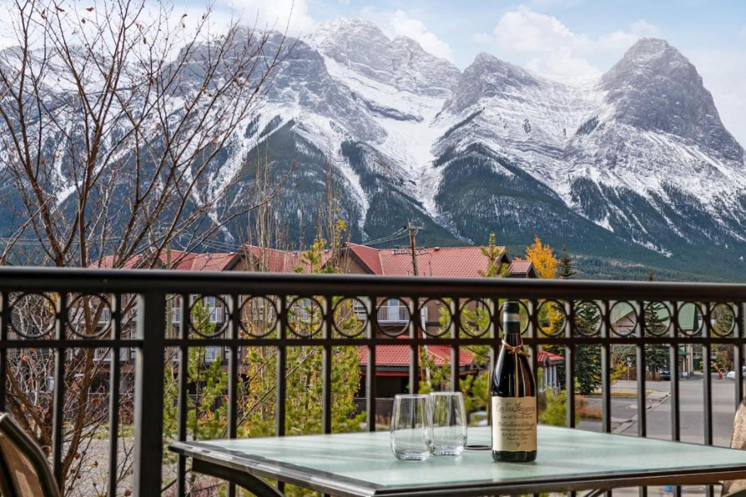 Chic Mountain View - Pool & HotTub - Fireplace - BBQ! - Ferienwohnung Canmore