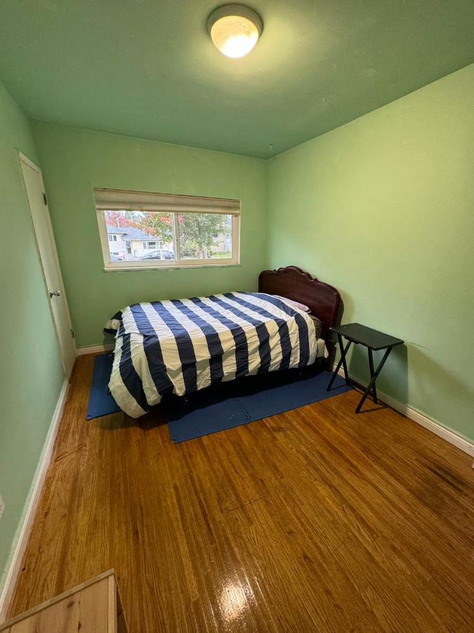 surrey central green bamboo house - B&B