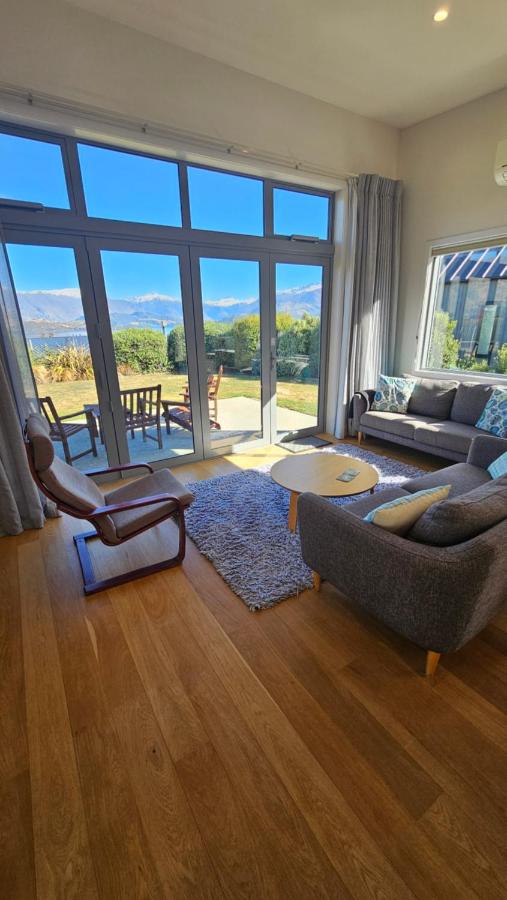 Home with Amazing Lake and Mountain Views - B&B Wanaka