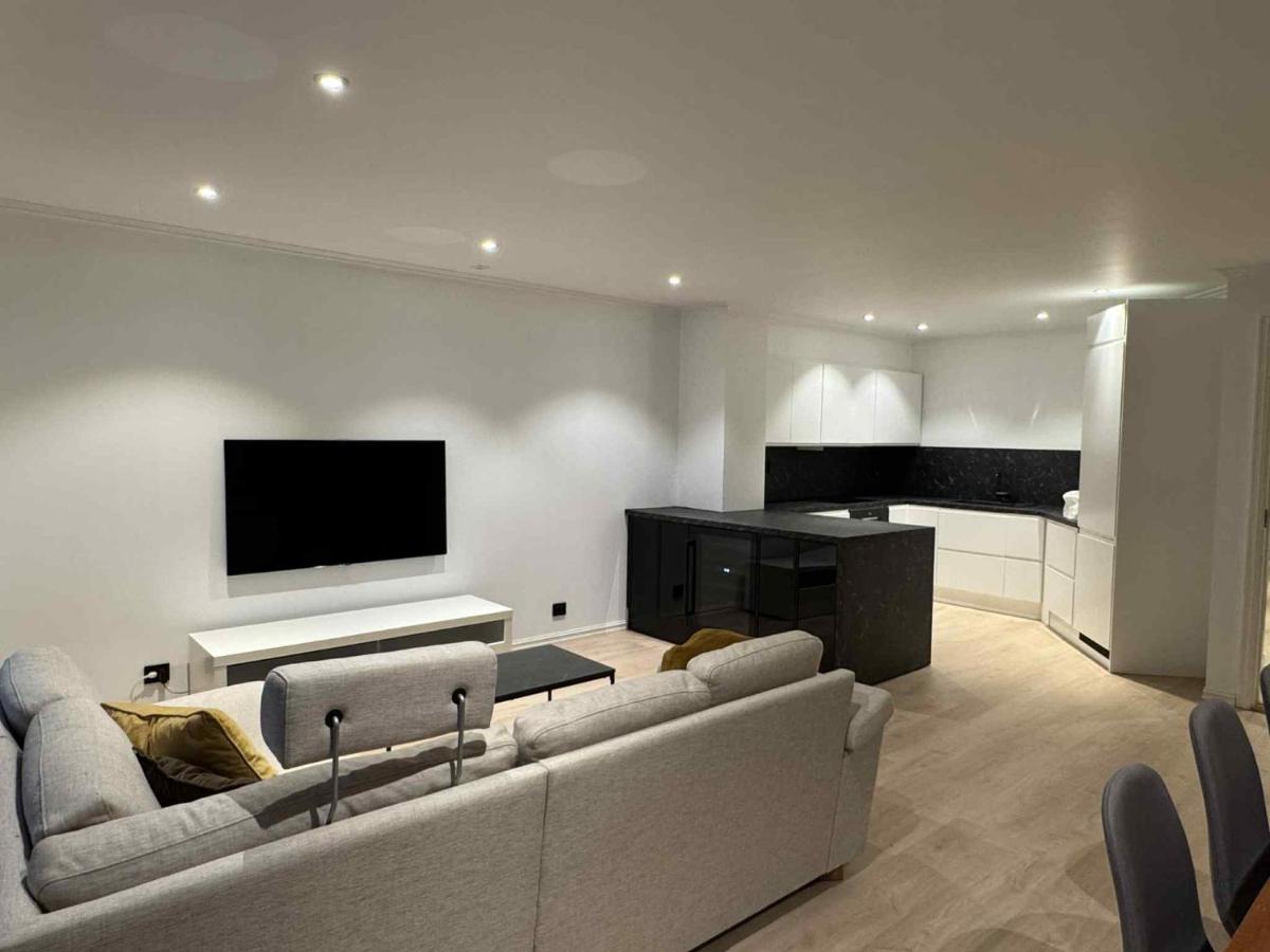 Modern Apartment in City Center with Parking Garage - Ferienwohnung