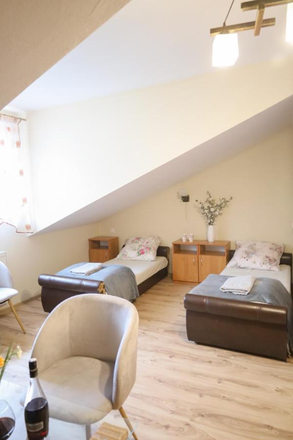 Chambre Triple avec Salle de Bains Privative