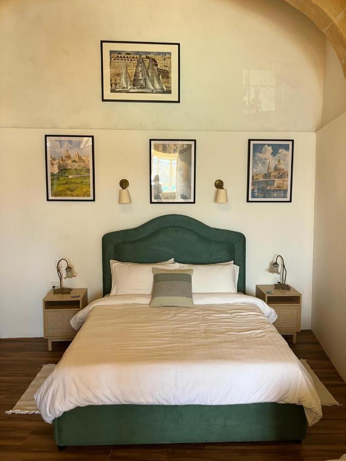 V86 - Valletta Harbour Lookout - B&B