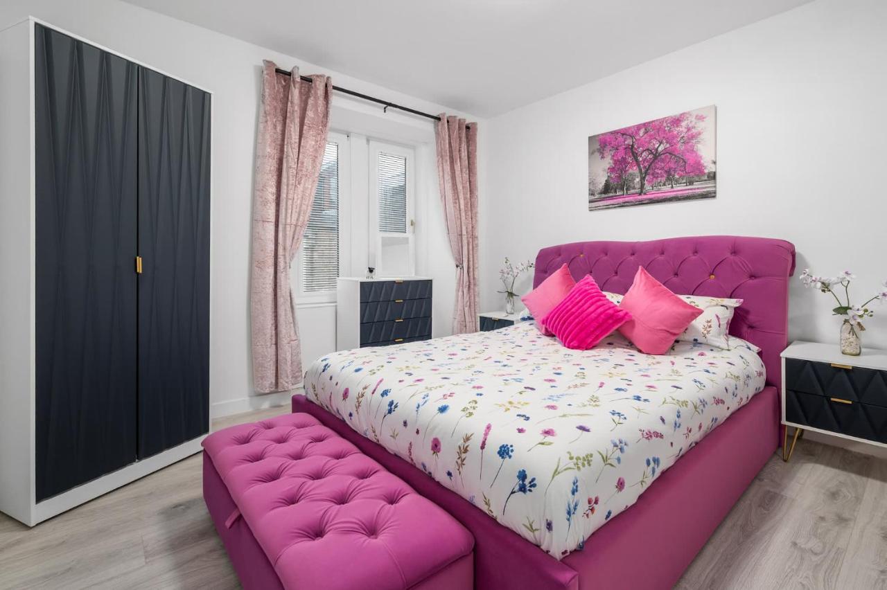 Modern 2BR Flat - Central High Street Location - B&B