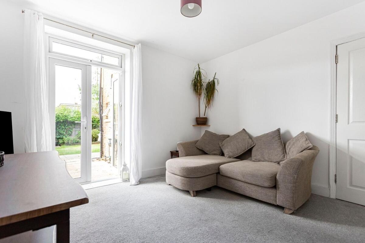 Bright Garden Flat in Ashford Town with Free Parking - B&B