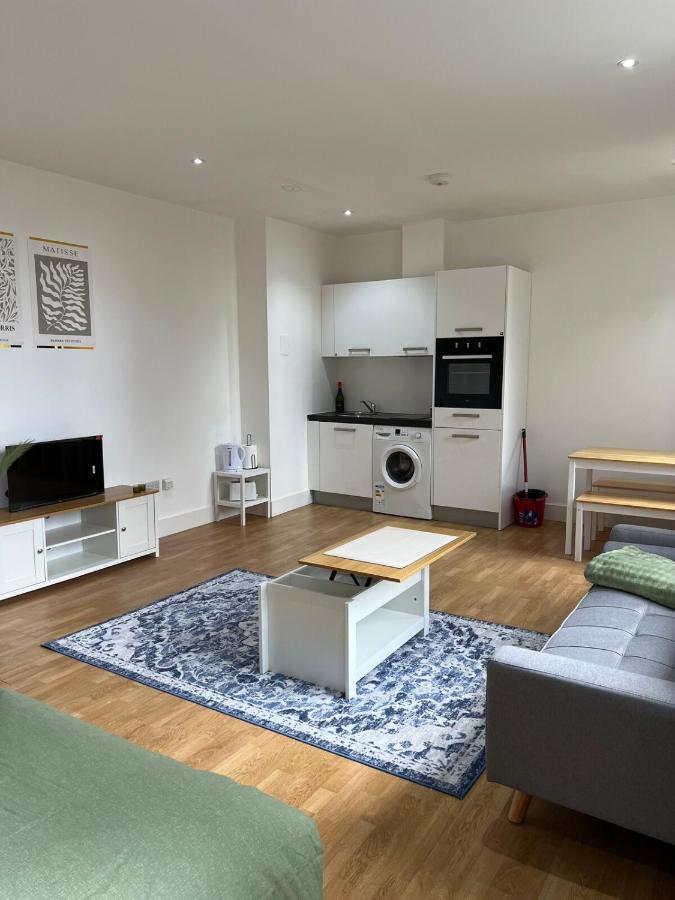 Newly Furnished Bright Studio - B&B Borehamwood