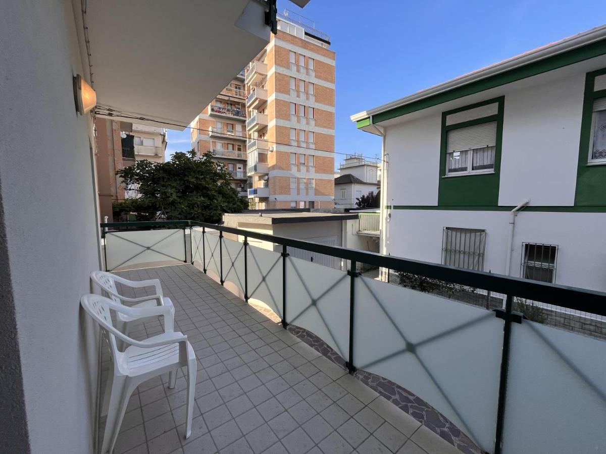 Beach Apartment Cattolica 2min to Beach AC w Parking - Il Lupo Affitta - B&B Cattolica
