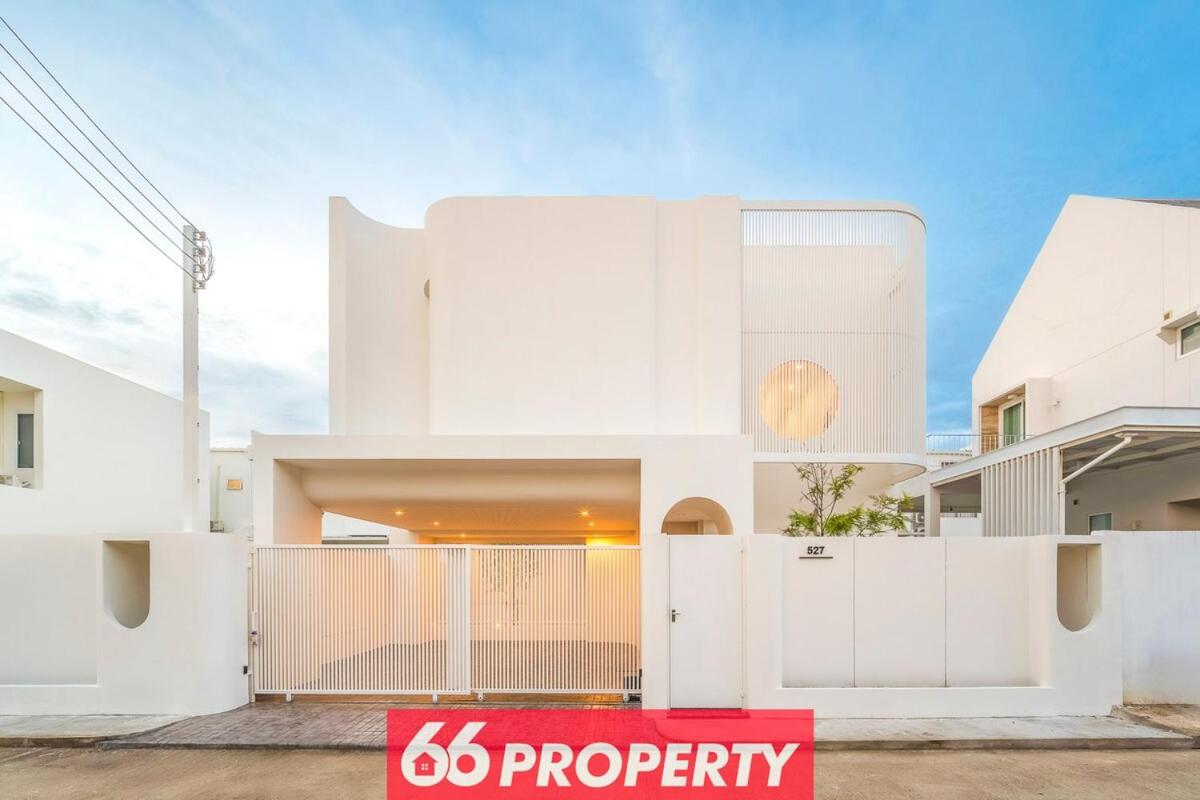 Modern 4 BR Home - Walk to Shopping and Supermarket - B&B Chiang Mai