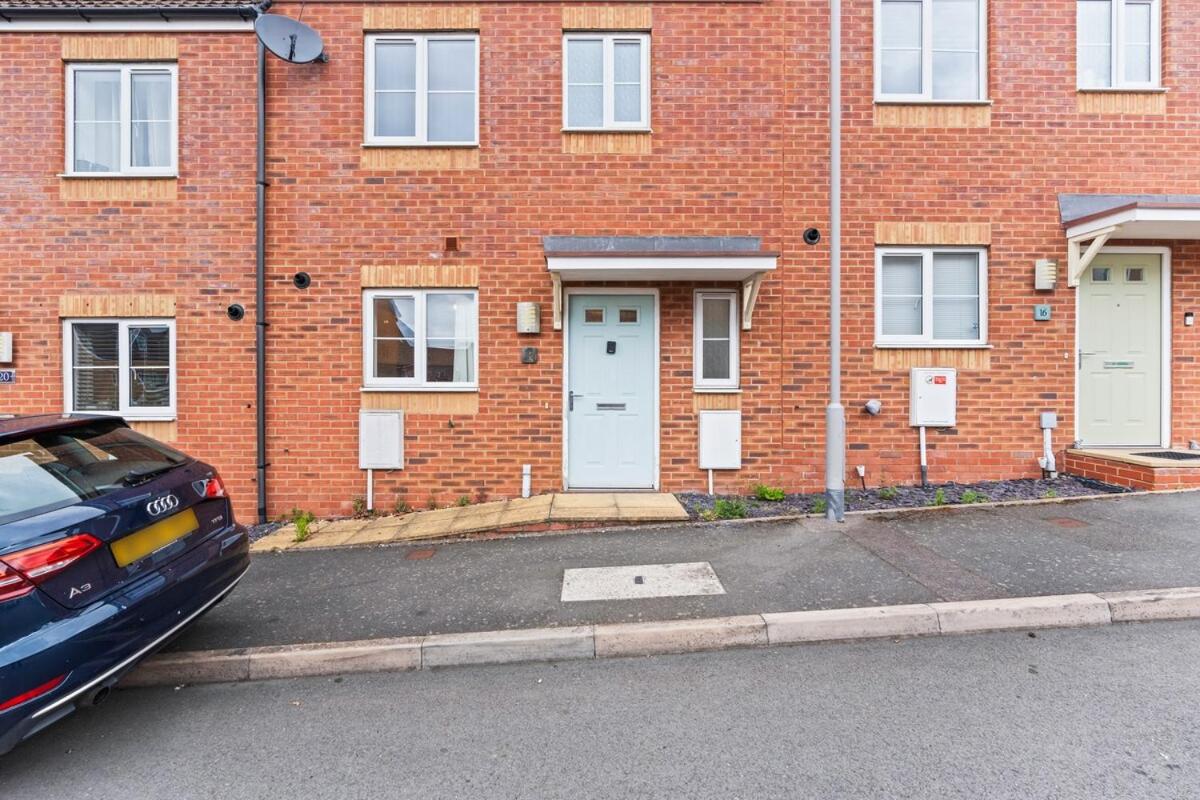Spacious 3-Bed Home, Parking, Garden, Sleeps 7 - B&B