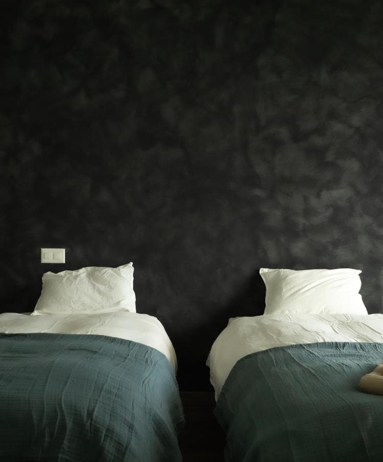 Habitación con cama grande y balcón