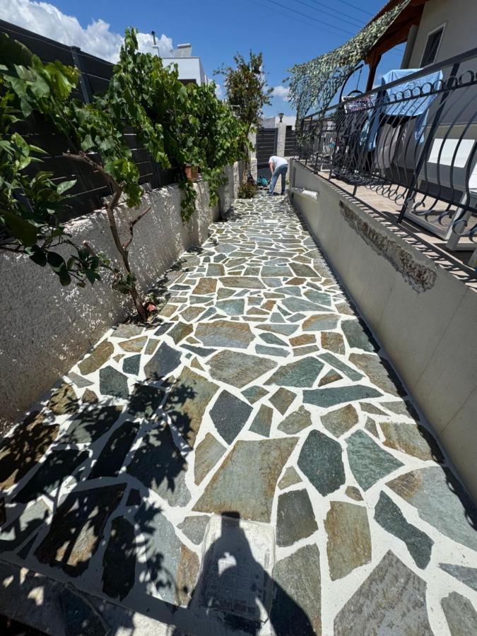 Secret Garden Airport-Beach Villa 300m from famous Davis Beach - Chambres d'hôtes Artémida