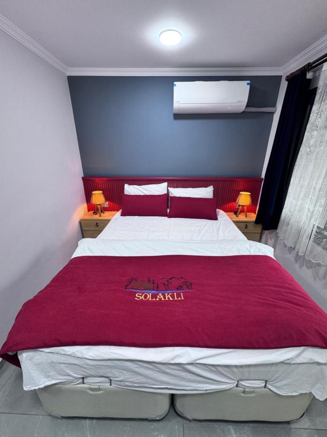 Zimmer mit Kingsize-Bett und Seeblick