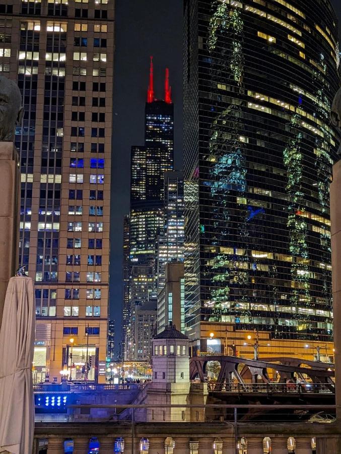 Art Downtown Fulton Market Entire 3 bedroom Home Sleep10 Private Garage Roof EV Tesla - Bed and Breakfast Chicago