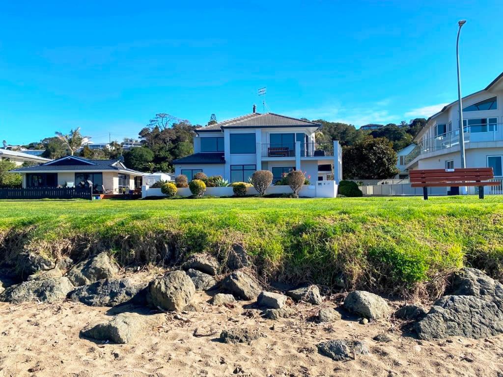 Beachfront Arkles Bay - B&B
