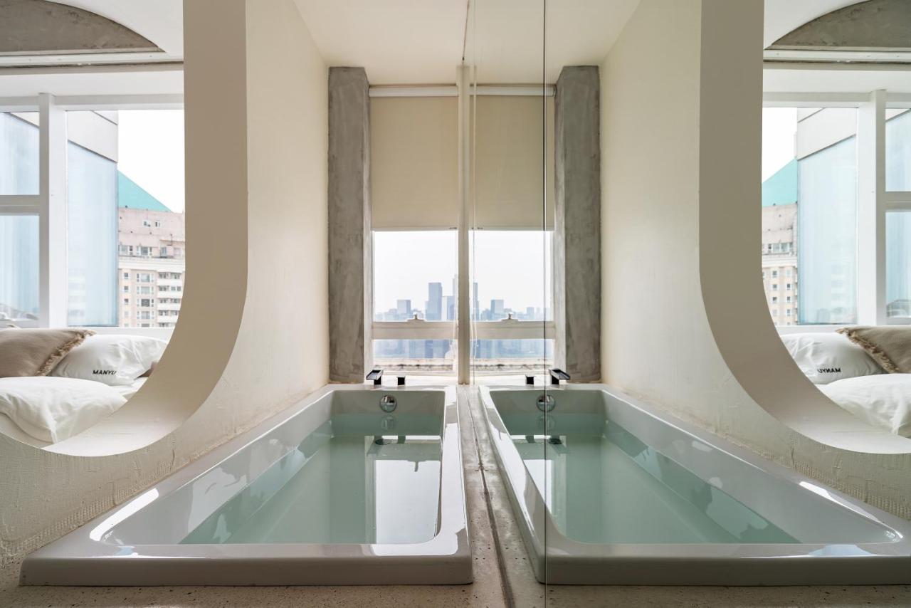 Zimmer mit Queensize-Bett und Whirlpool-Badewanne
