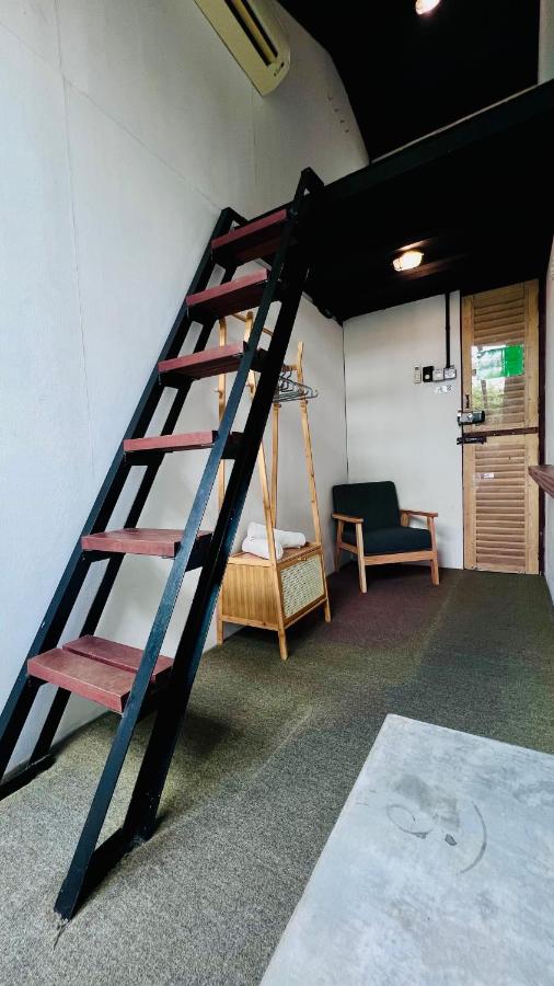 Chambre Lit Queen-Size avec Salle de Bains Commune