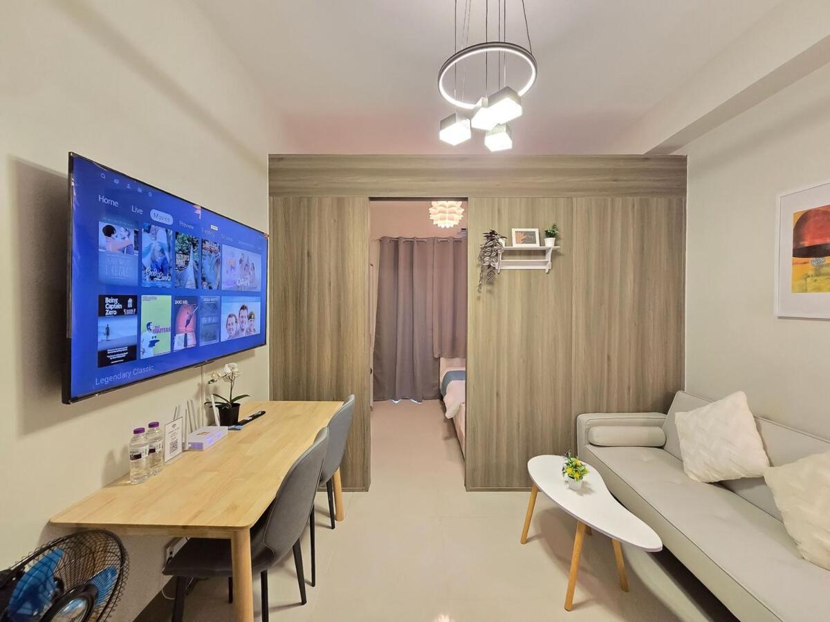 1BR Condotel with Balcony at FAME Residences #FM62-1 - Chambres d'hôtes Manille