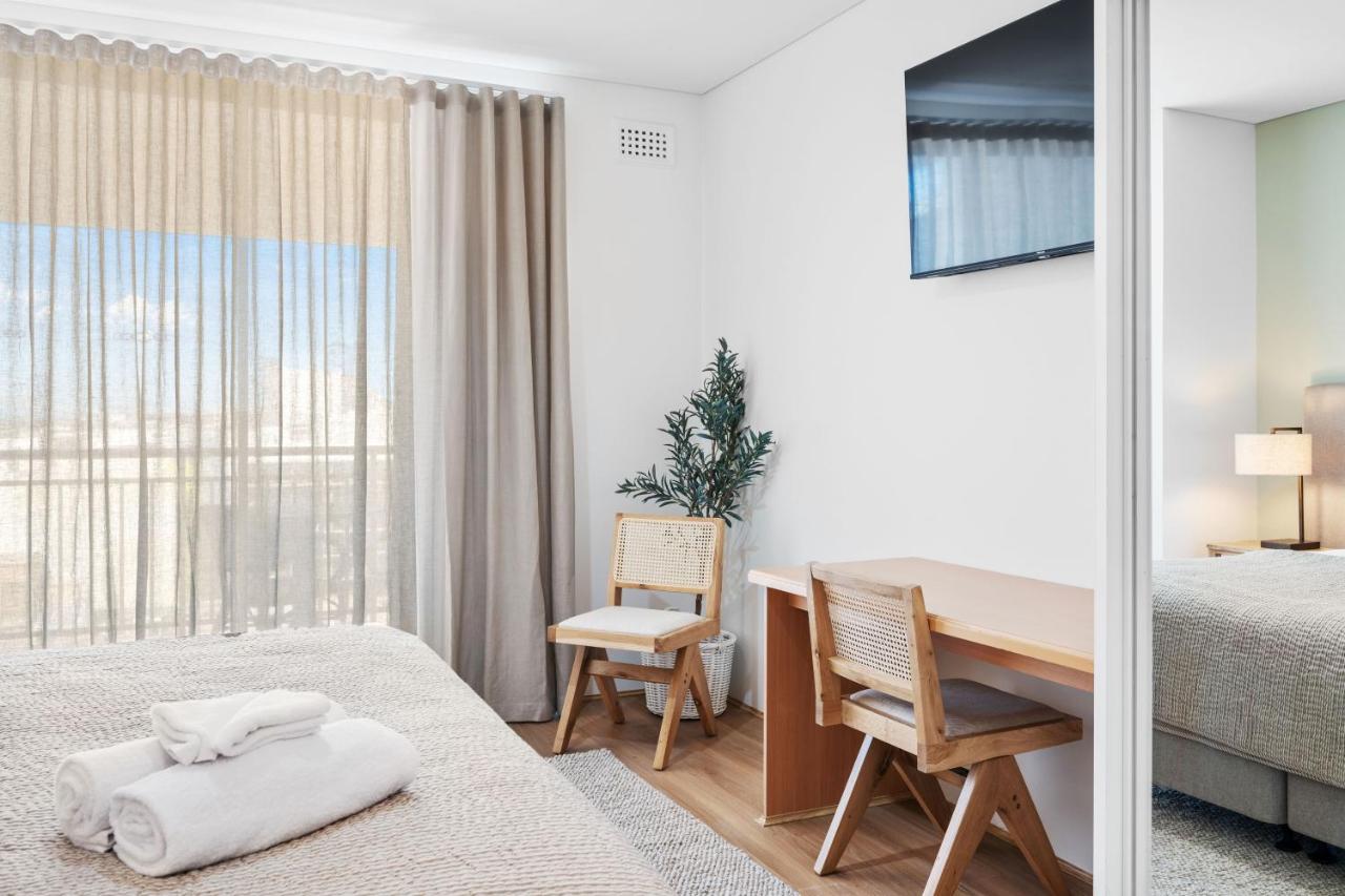 Cityscape Haven CBD Apartment with Balcony - B&B Perth