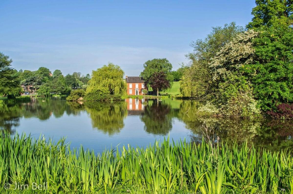 Countryside Stay Near JCB, Peaks & Alton Towers - B&B
