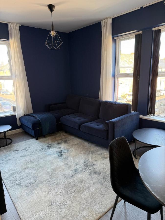 Modern apartment, 1km from city! - B&B