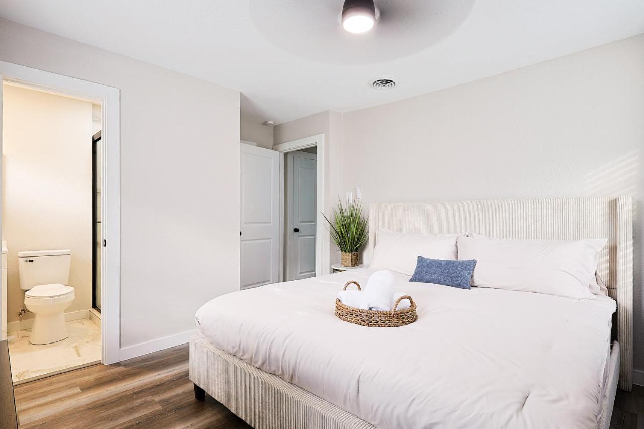 Luxury 4BR Retreat 10 Mins to Downtown & Lake - B&B