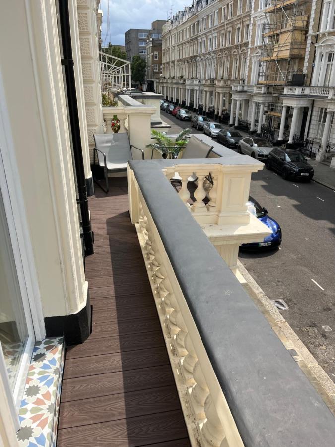 Newly refurbished- Awesome very central flat in famous Notting Hill with a balcony - Chambres d’hôtes Londres