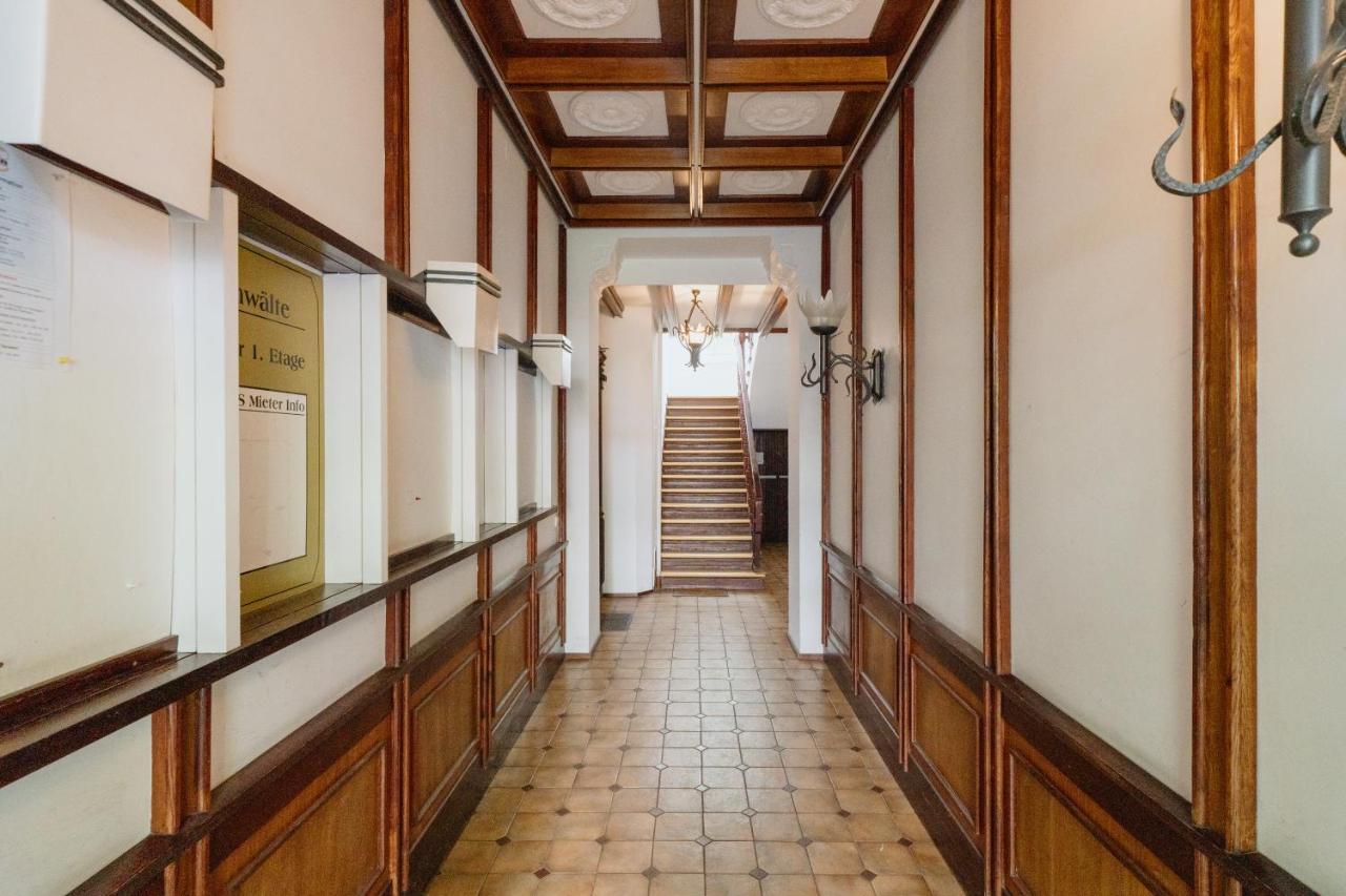 Homely Berlin - Library Style , Wooden Walls , Spacious , Friedrichshain - Ferienwohnung Berlin