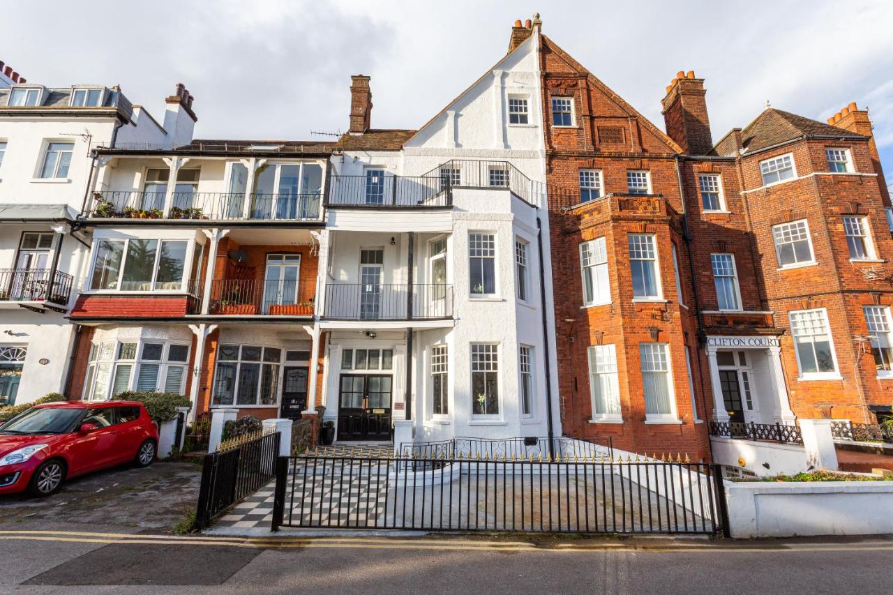 3 Bed Apartment with Balcony in Southend on Sea! - B&B