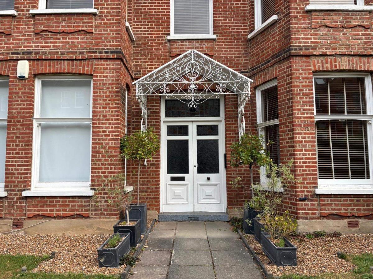 London Apt - Sleeps 5 - Great Transport links - B&B London