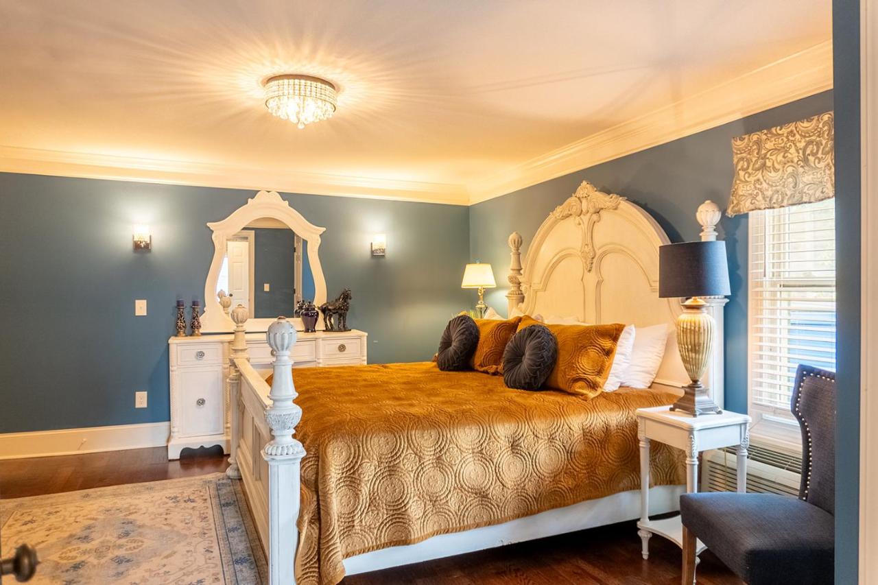 Habitación con cama extragrande.