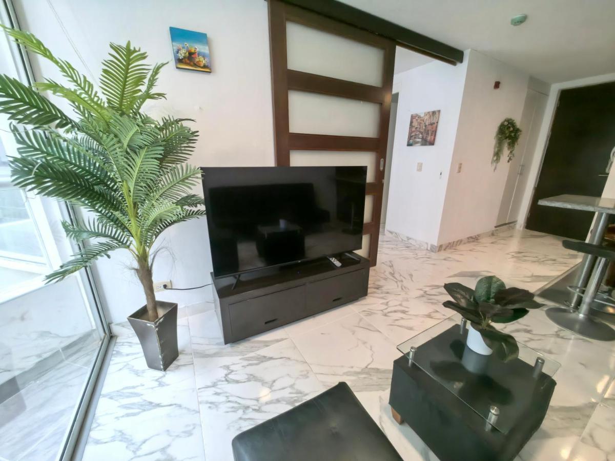 Appartement met 1 slaapkamer, een terras en uitzicht op zee.