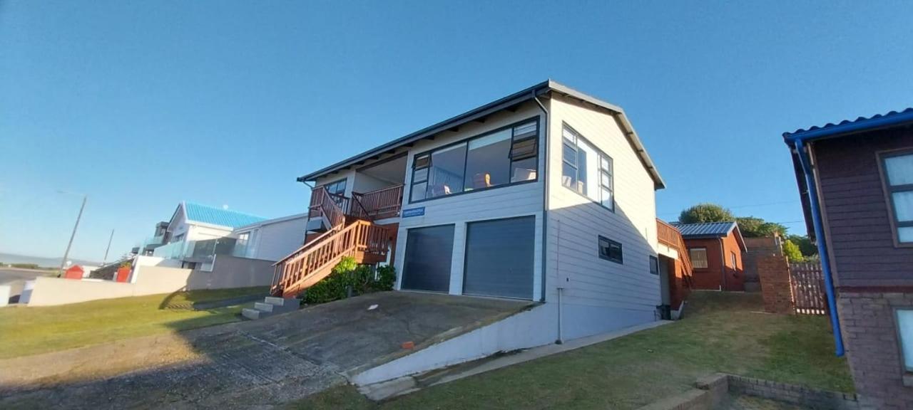 Oceanfront beach house, Reebok, Garden Route - B&B