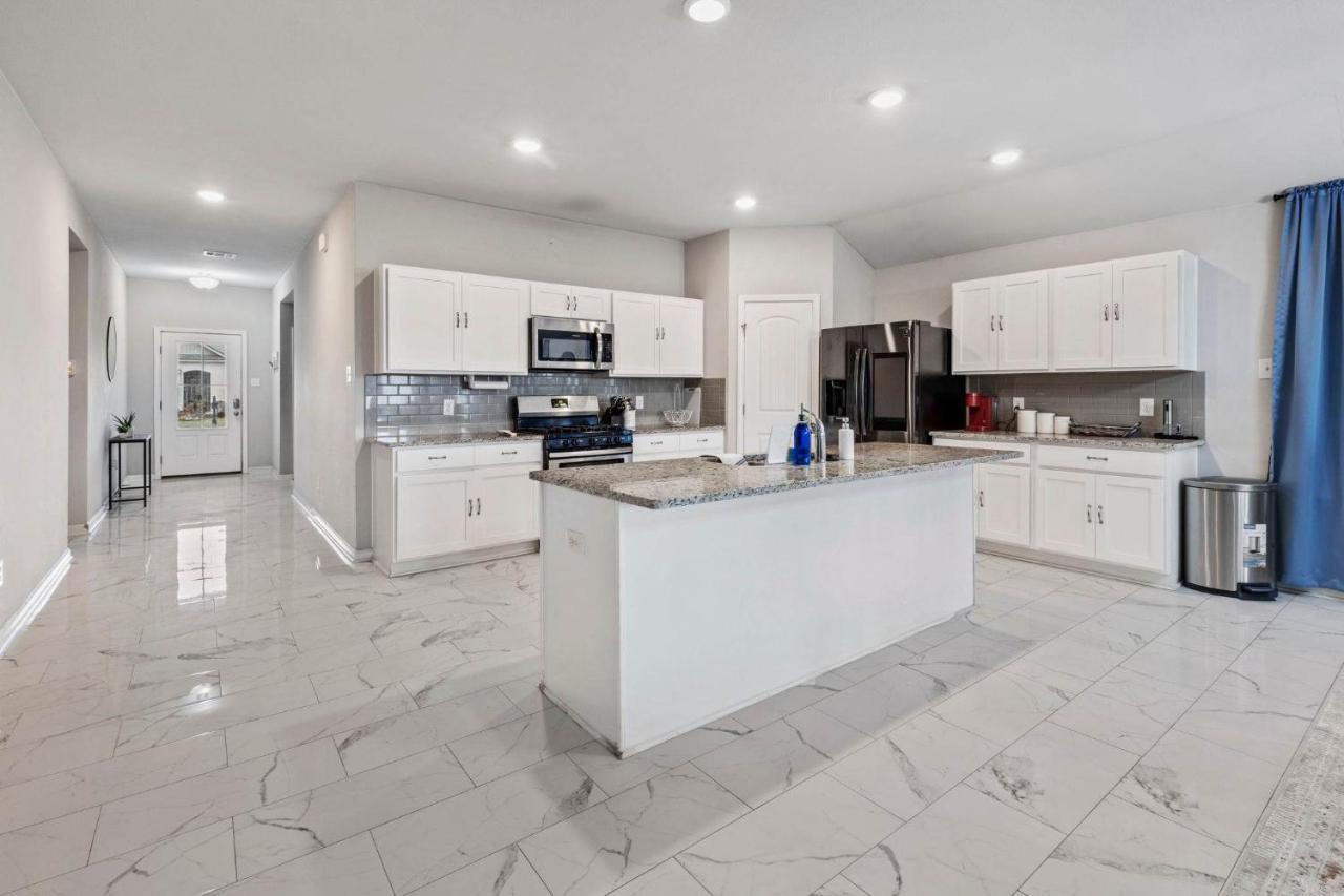 4 Bedroom Home with Hot Tub in Lake Charles - B&B