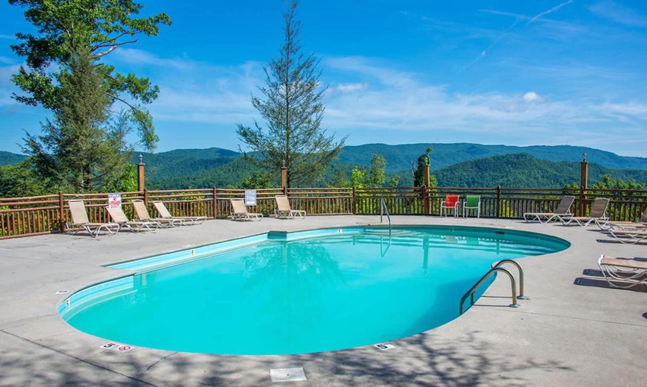 Cozy Retreat for 4 with Hot Tub & Mountain Views - Chambres d'hôtes Pigeon Forge