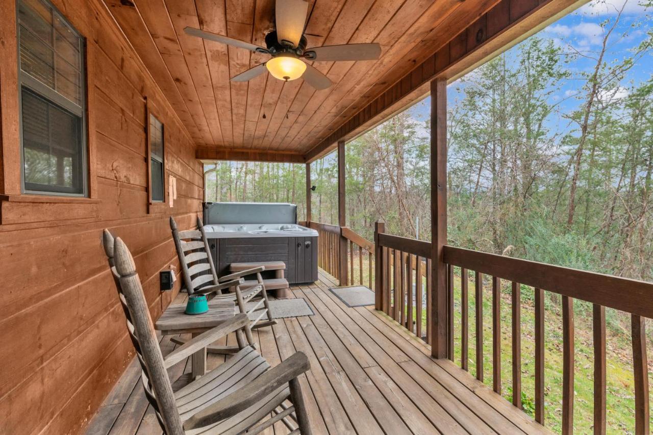 Cabin in the Woods with Hot Tub & Games - B&B Sevierville