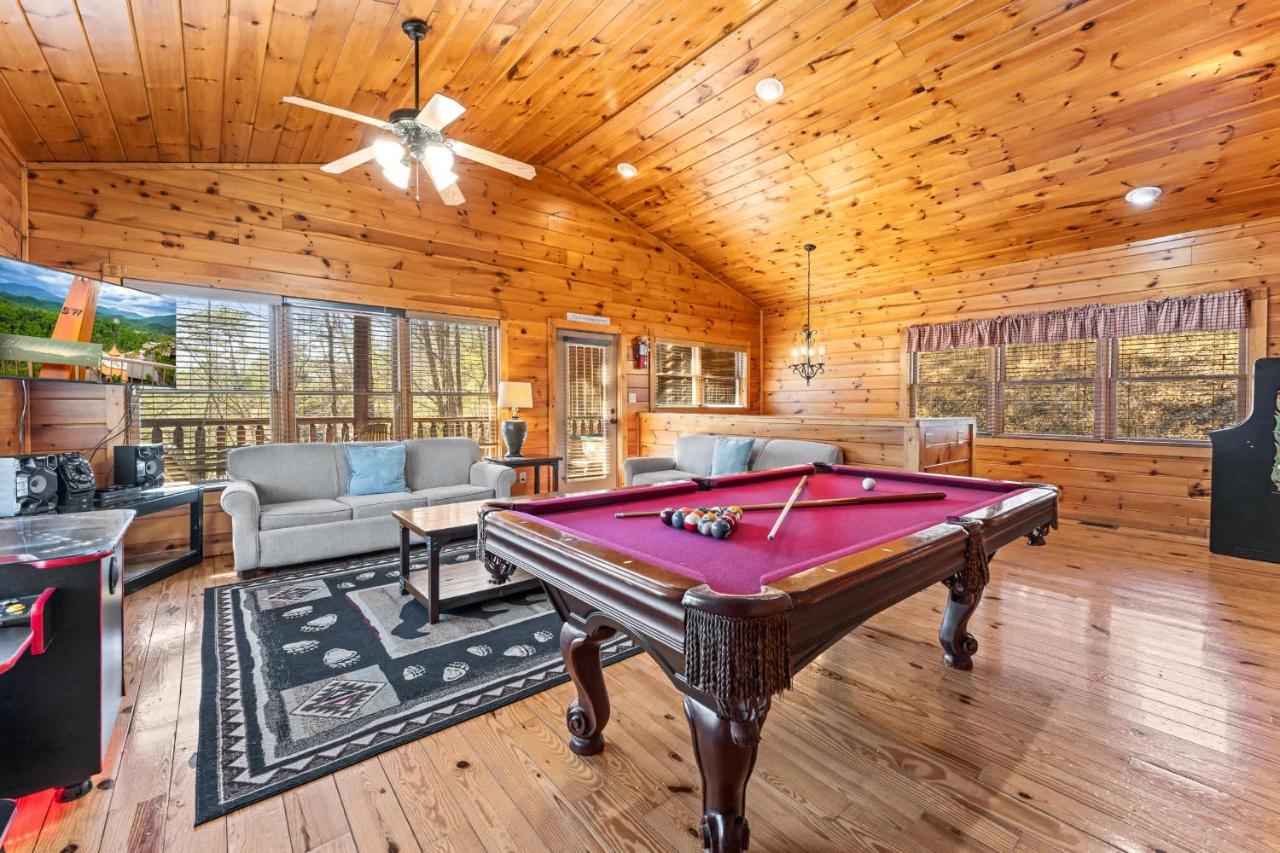 Cozy Cabin Stay for Family of 8 with Hot Tub & Game Room - B&B Gatlinburg